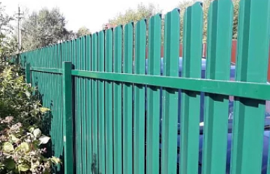 забор из металлического штакетника эконом