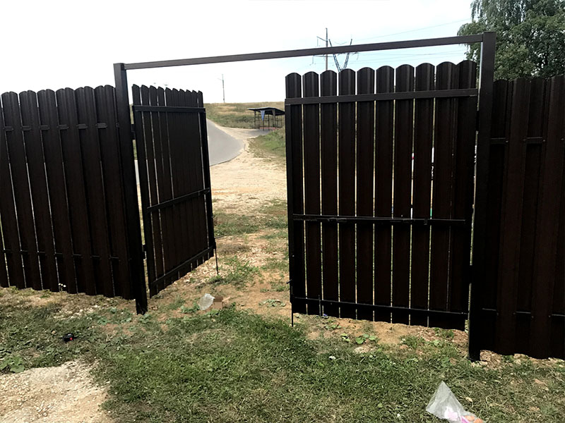 заборы из евроштакетника пример монтаж