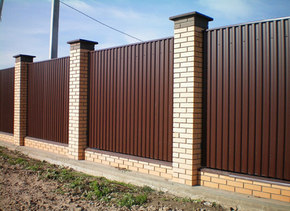 забор с кирпичными столбами под ключ