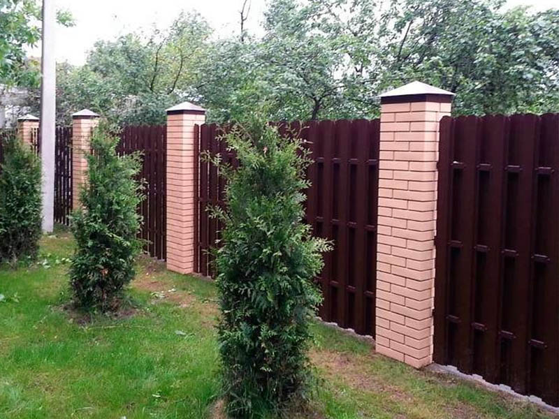 забор с кирпичными столбами пример
