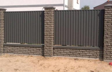 Кирпичные заборы монтаж