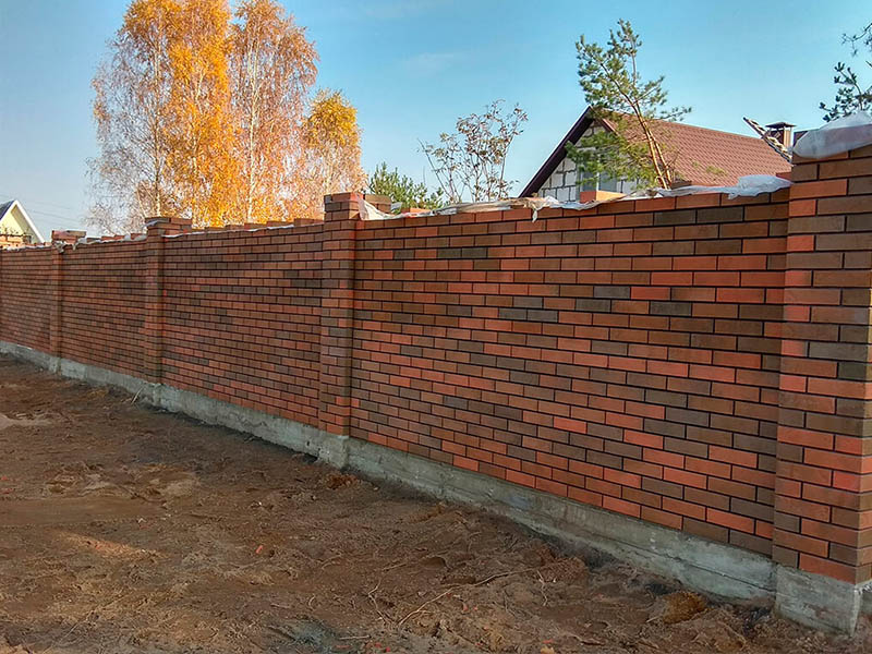 Кирпичные заборы примеры