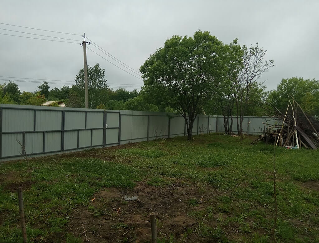 монтаж забора из профлиста с распашными воротами и калиткой