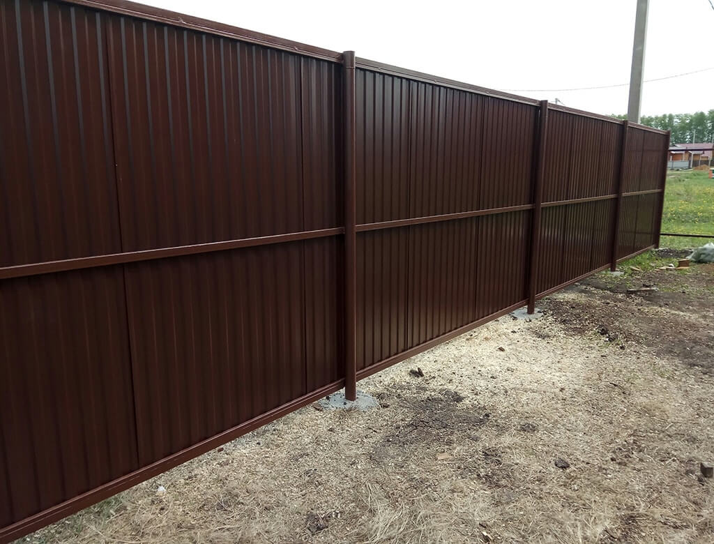 забор профнастил с установкой на загородном участке