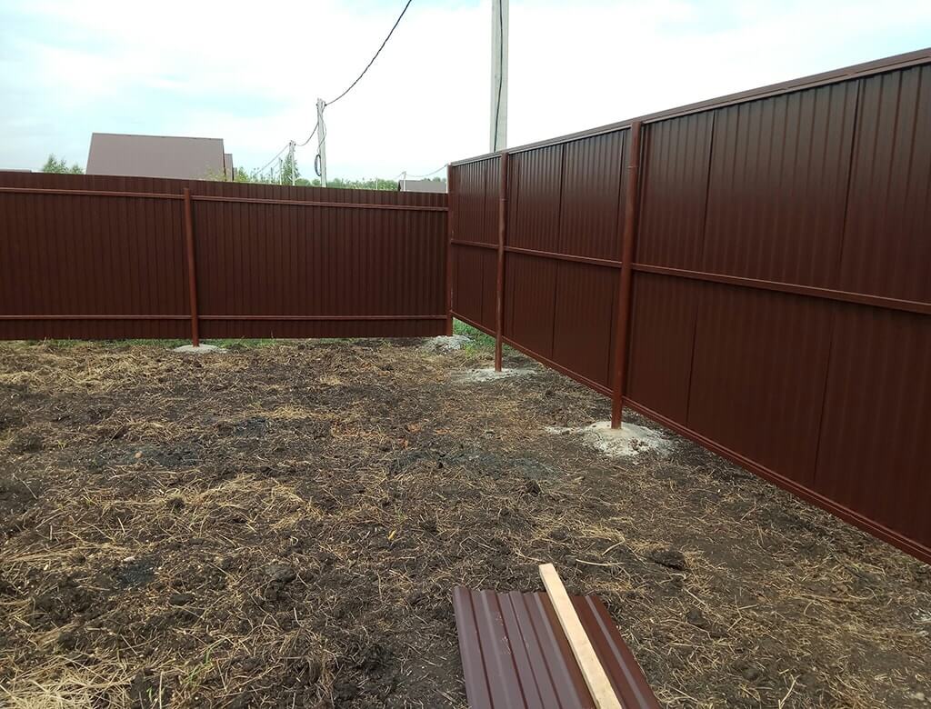 фото забора из металлопрофиля с двухсторонней окраской