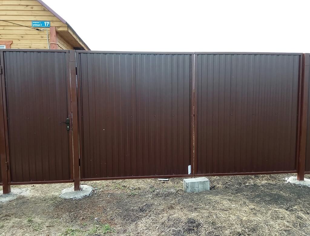 забор из профлиста с воротами и калиткой под ключ