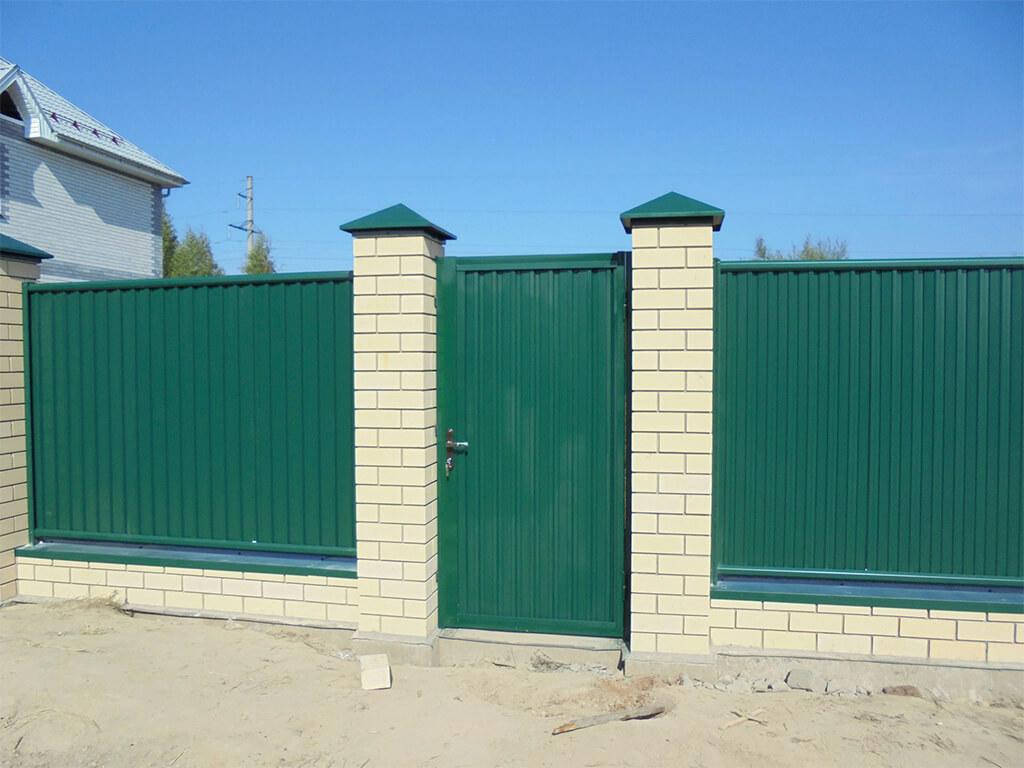 фото забора с кирпичными колоннами для частного дома