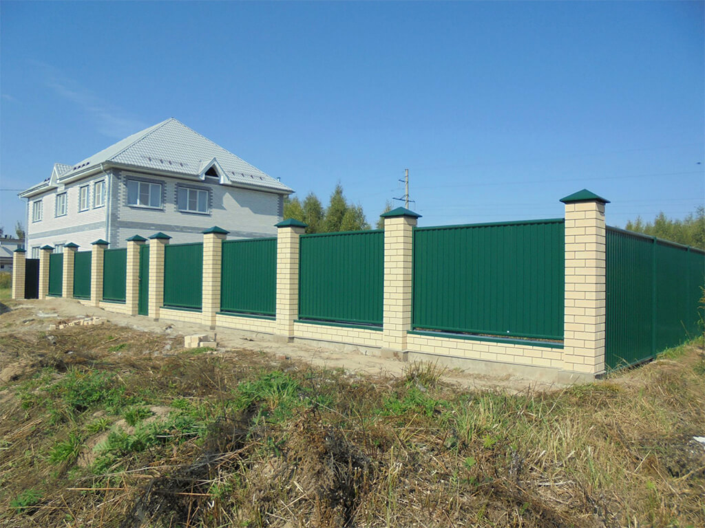 забор со столбами из кирпича с установкой на ленточный фундамент