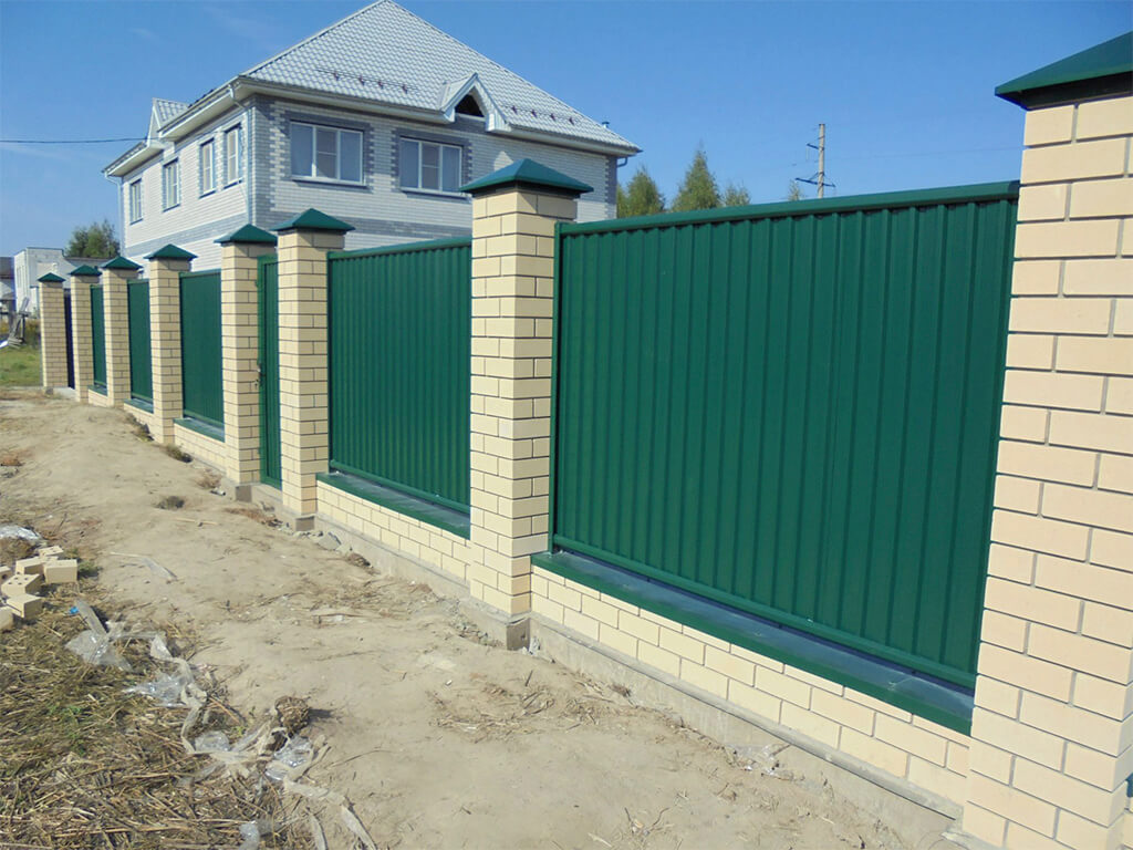 забор из профнастила с кирпичными столбами для загородного участка