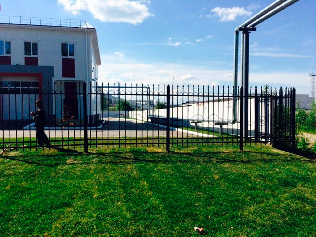 забор из профилированной трубы с откатными воротами под ключ