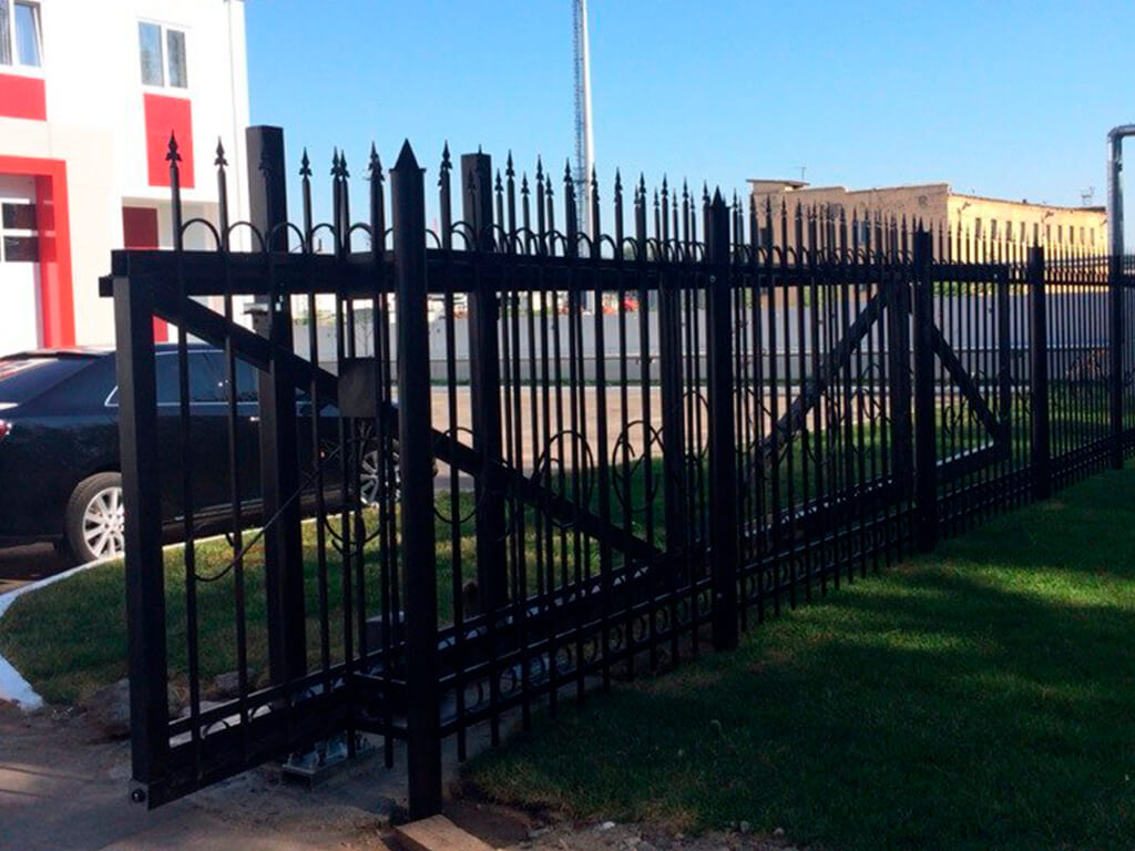 усиленный забор из профтрубы для промышленного объекта