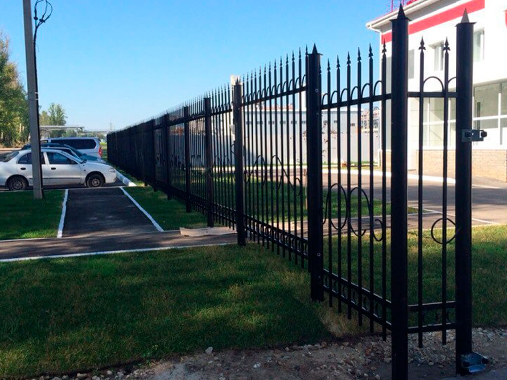 забор из профильной трубы с установкой под ключ от компании Забор Мастер