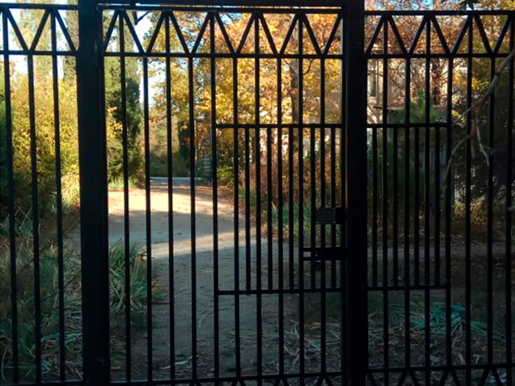 фото забора из профтрубы на столбах и ленточном фундаменте