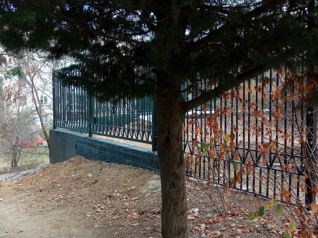 ограждение из профтрубы с воротами под ключ