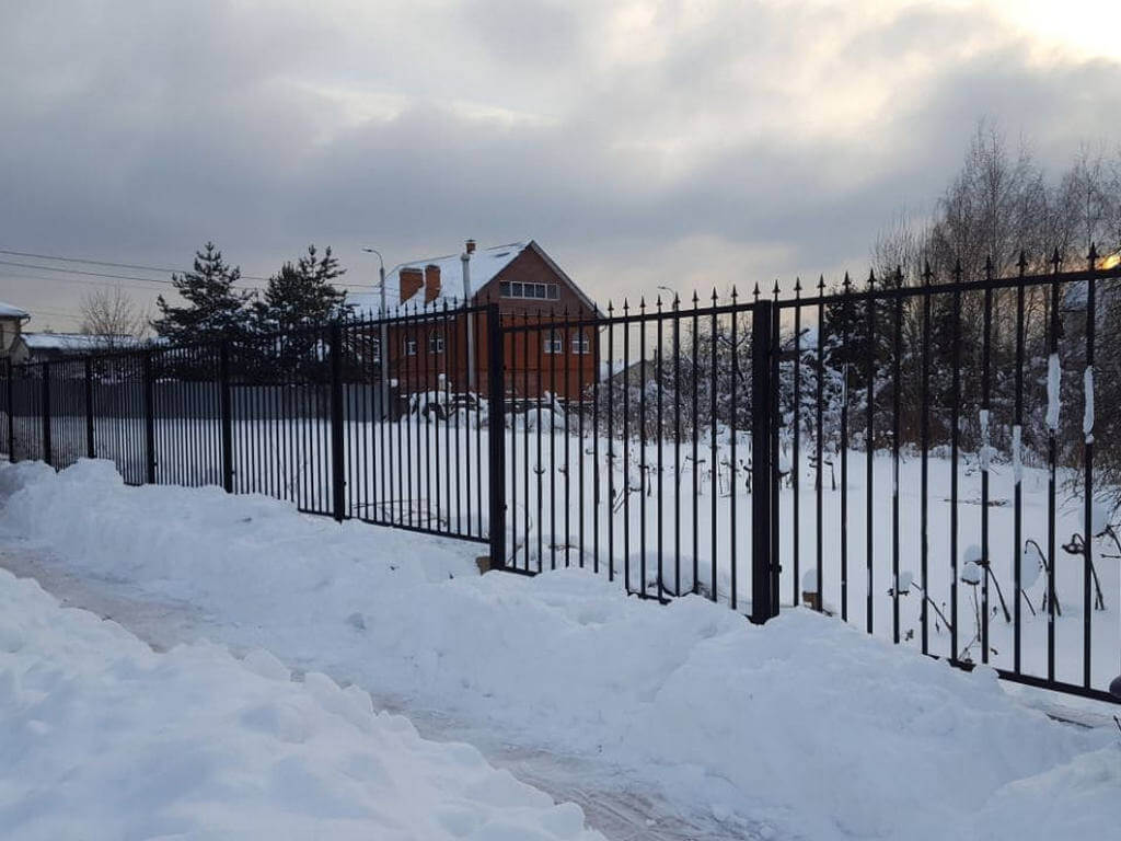 фото забора из профилированной трубы для частного дома