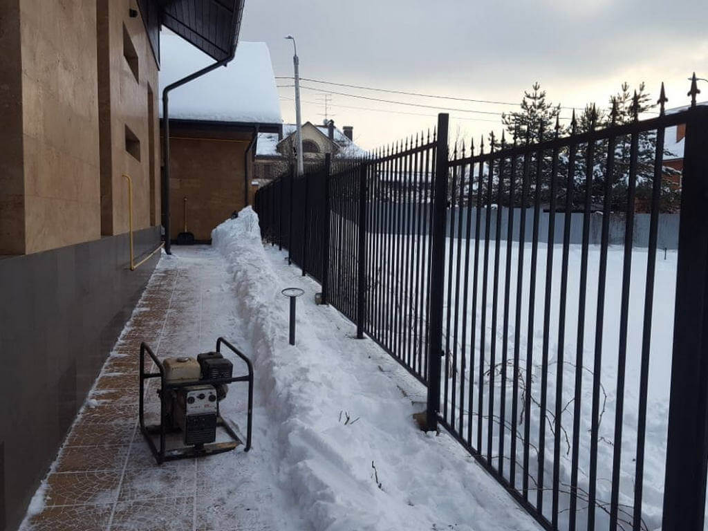 забор из профильной трубы на частном участке