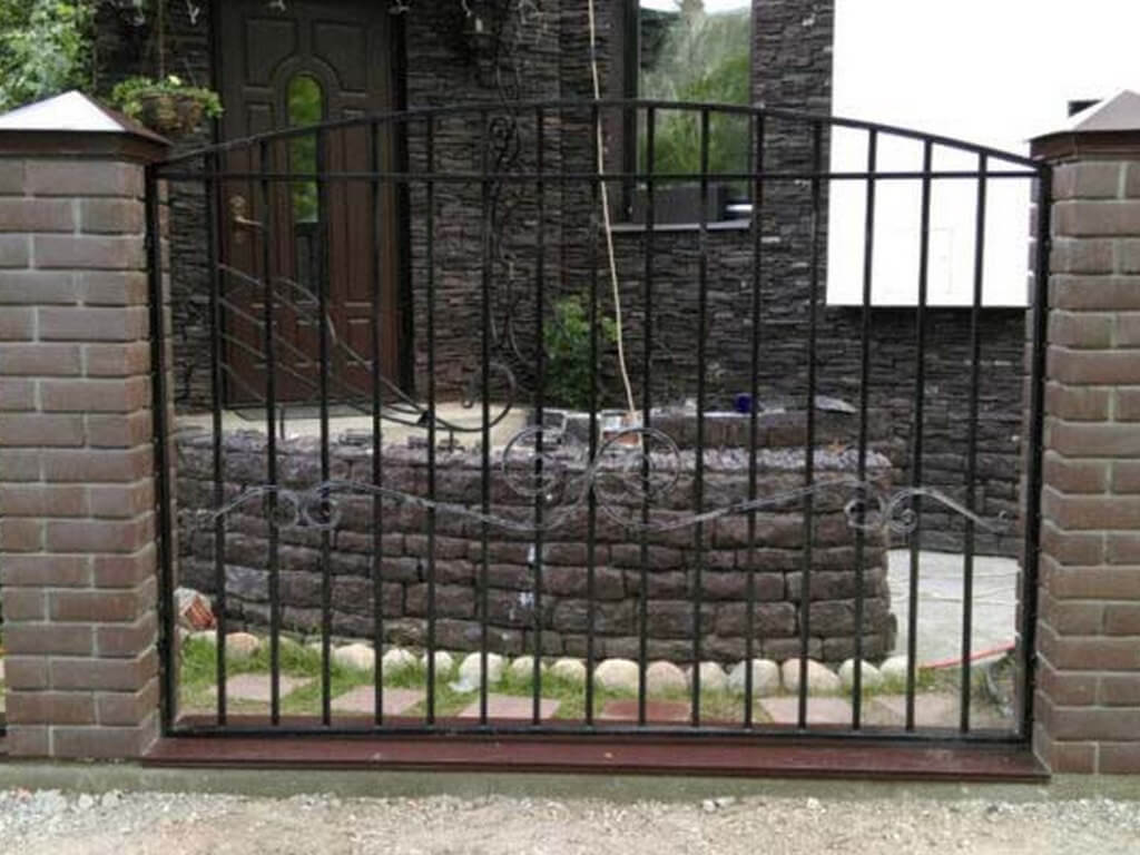 фото забора со столбами из кирпича и секциями из профтрубы