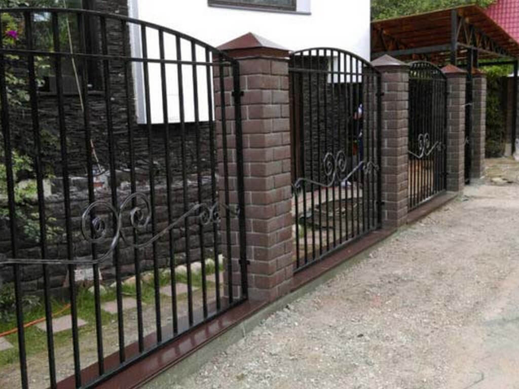 забор из профильной трубы со столбами из кирпича