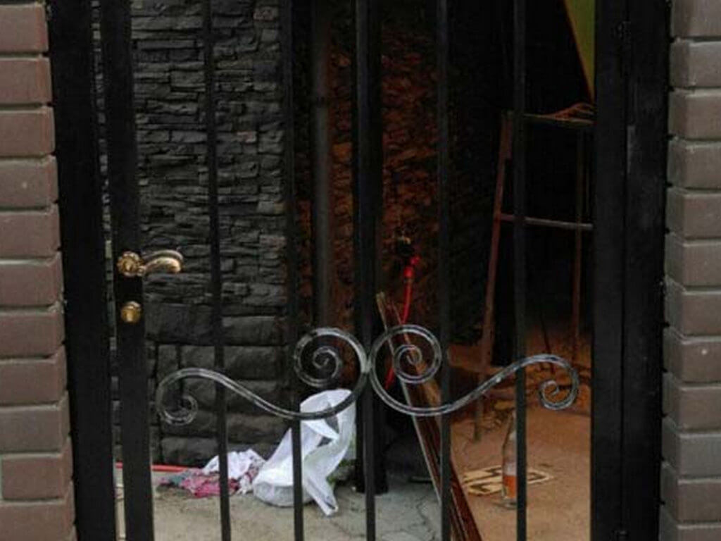 забор со столбами из кирпича на ленточном фундаменте