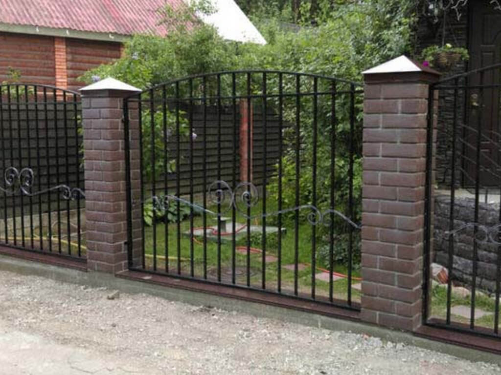забор со столбами из кирпича для частного участка