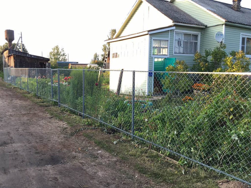 забор рабица на дачном участке от компании Забор Мастер