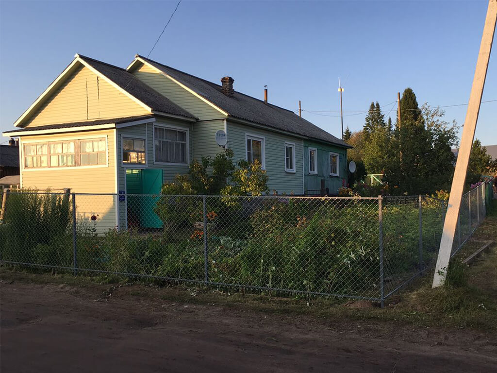 забор из рабицы на прожилинах для дачи