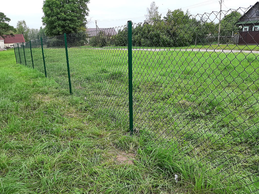 временный забор из сетки рабицы на дачном участке