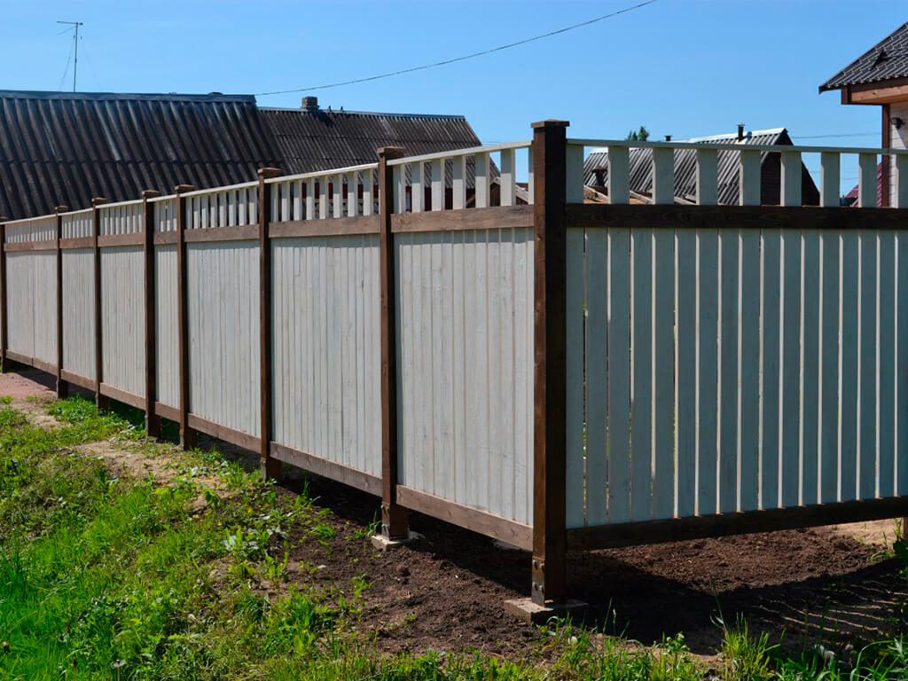 белый забор из дерева для дачного участка фото