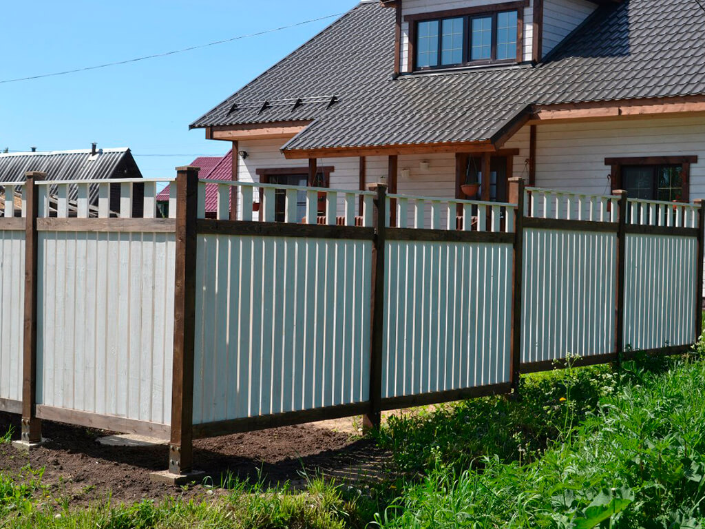 оригинальный забор дерево с коричневыми столбами