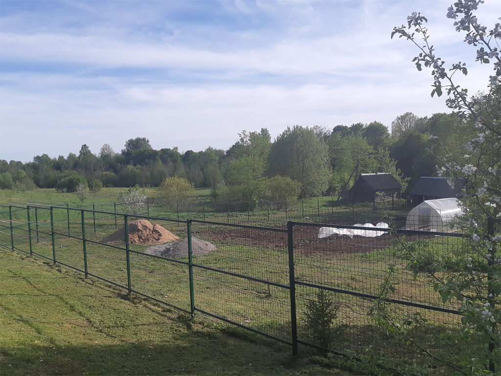 3д ограждение на участке с уклоном ландшафта