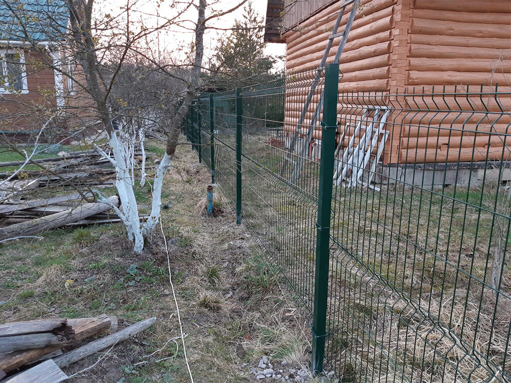 сетчатый забор 3d с установкой между соседними участками