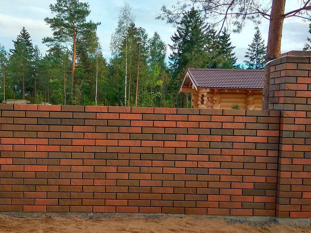 сплошной кирпичный забор для загородного участка