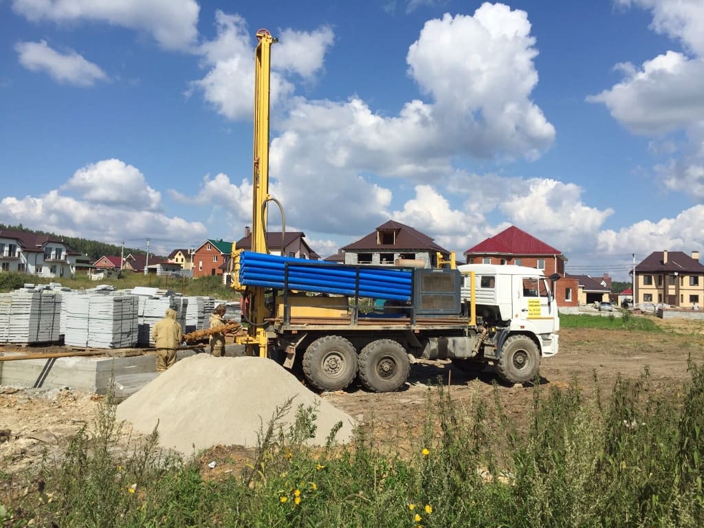скважина на воду на загородном участке