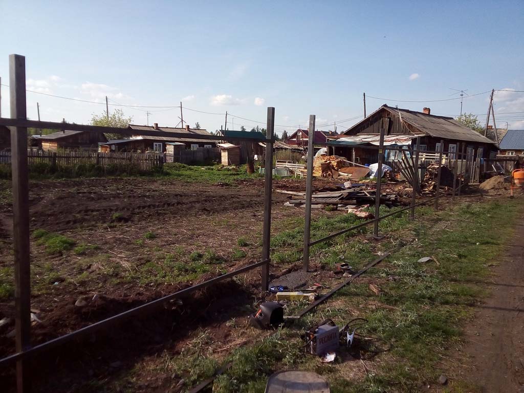 установка забора из профлиста на каркас из профильной трубы