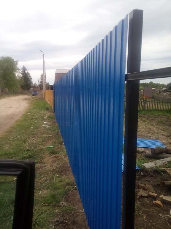 строительство забора из профнастила в загородном посёлке