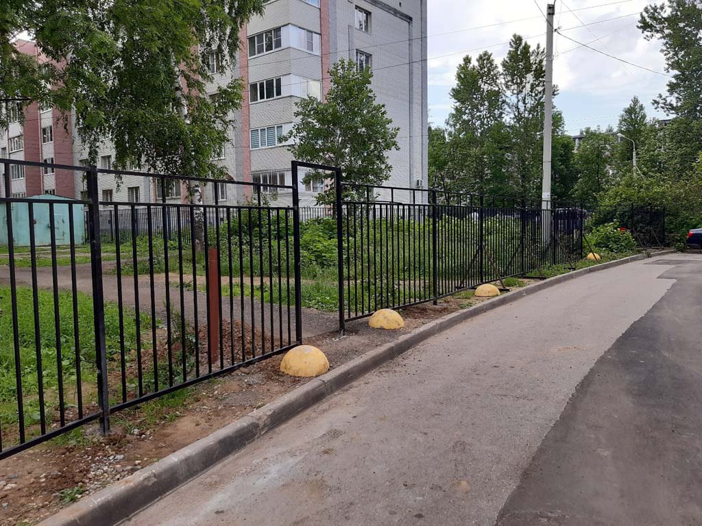 забор из профтрубы с пешеходным проходом