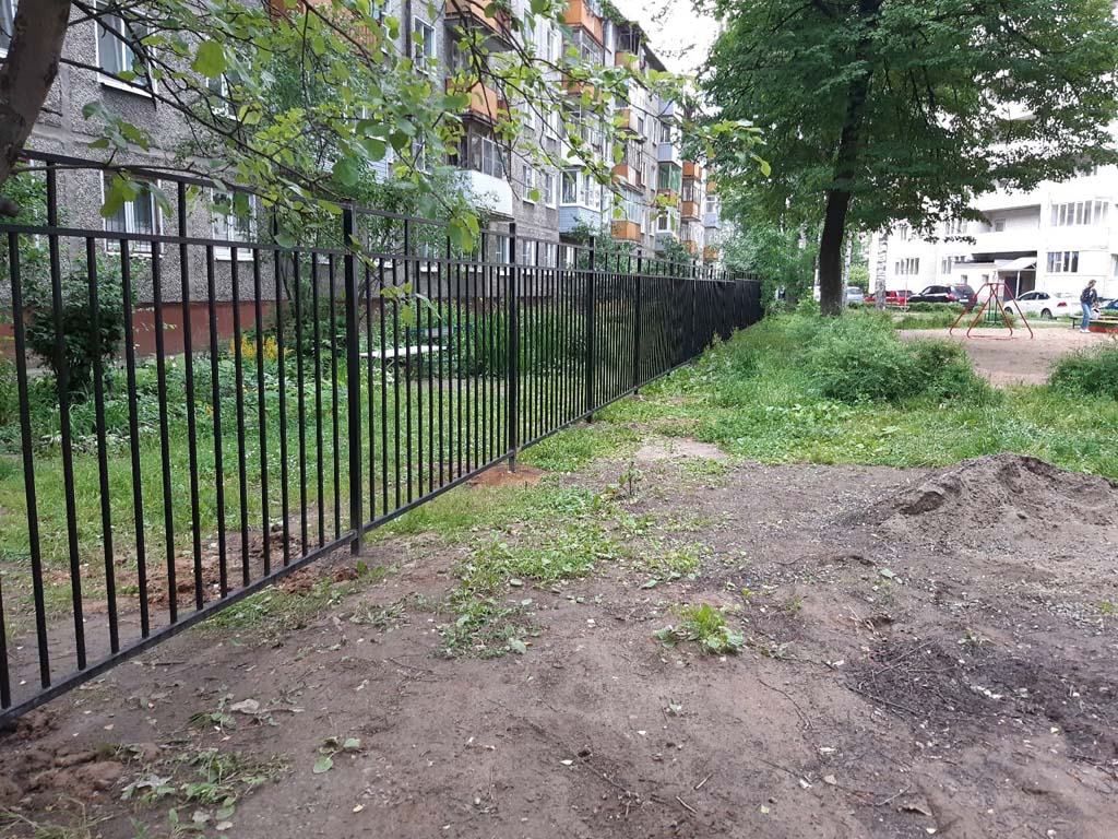 забор из профильной трубы на забетонированных столбах