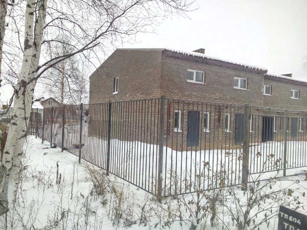 забор из профилированной трубы для складского здания