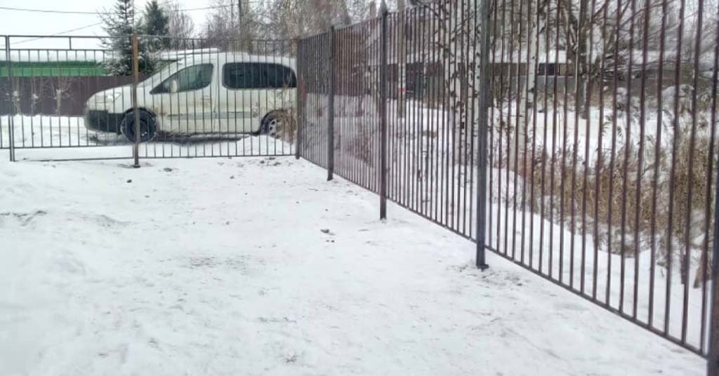 забор из профтрубы с установкой под ключ