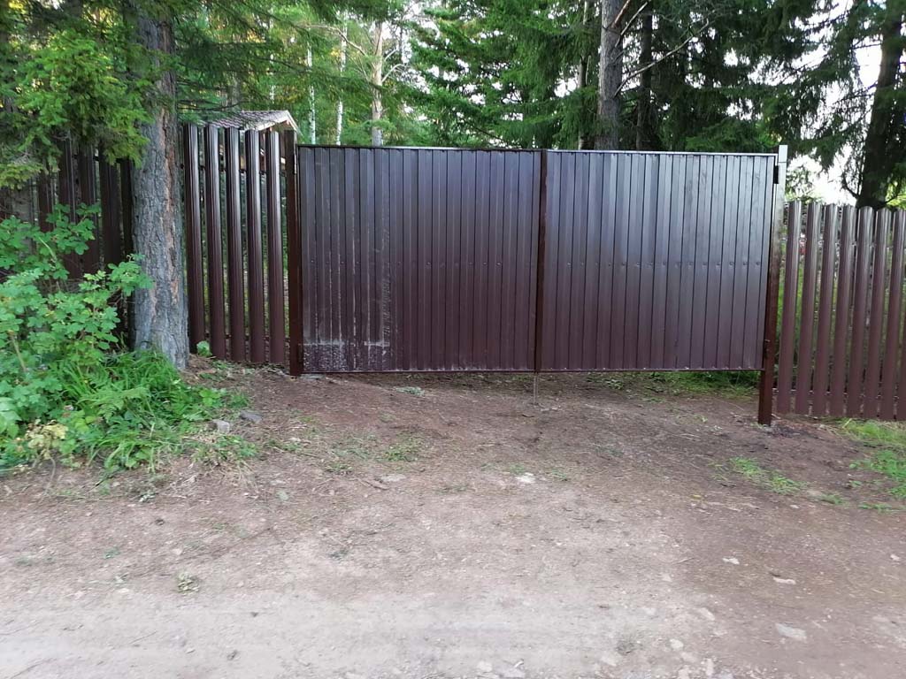 забор из евроштакетника с распашными воротами