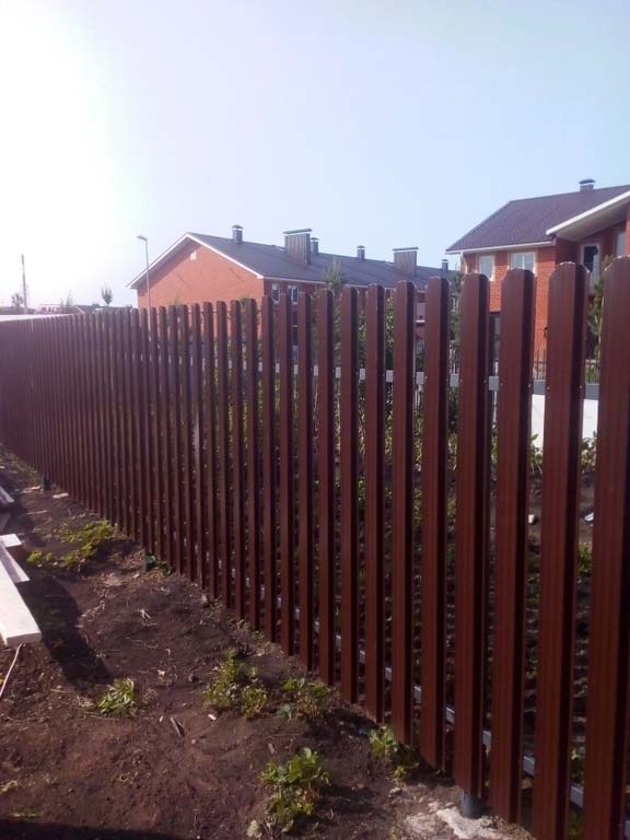 коричневый забор из евроштакетника для частного участка