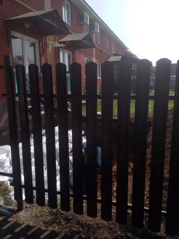 забор евроштакетник для коттеджа