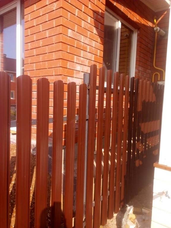 металлический забор штакетник на частном участке