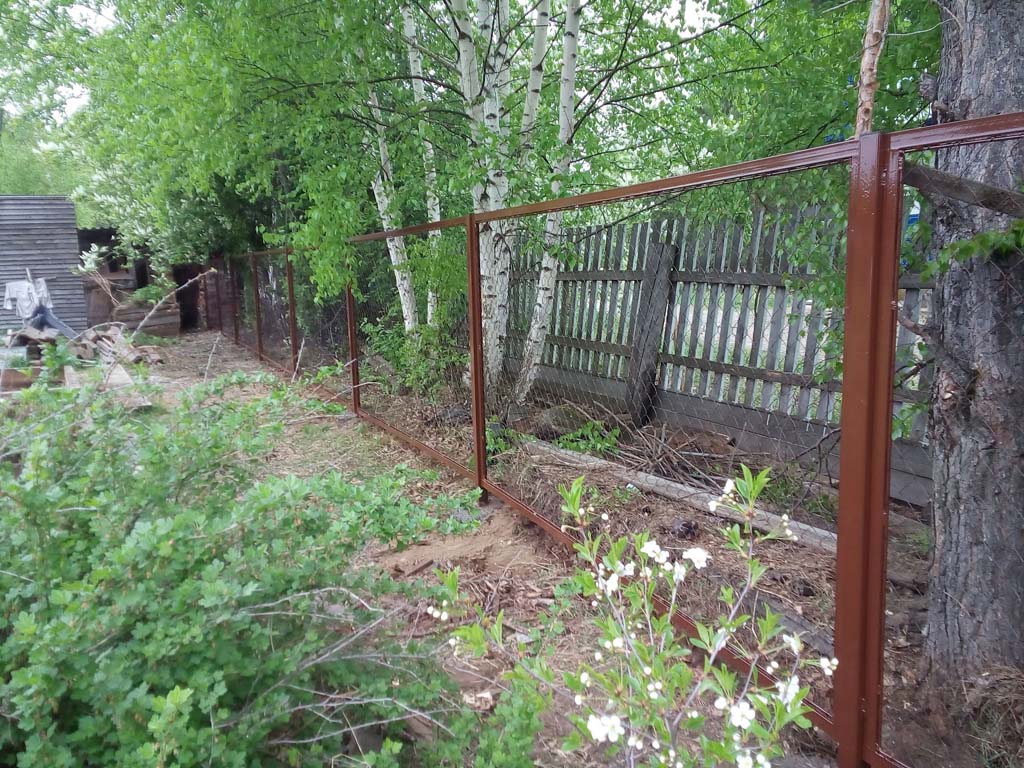 дачный забор из рабицы в рамке