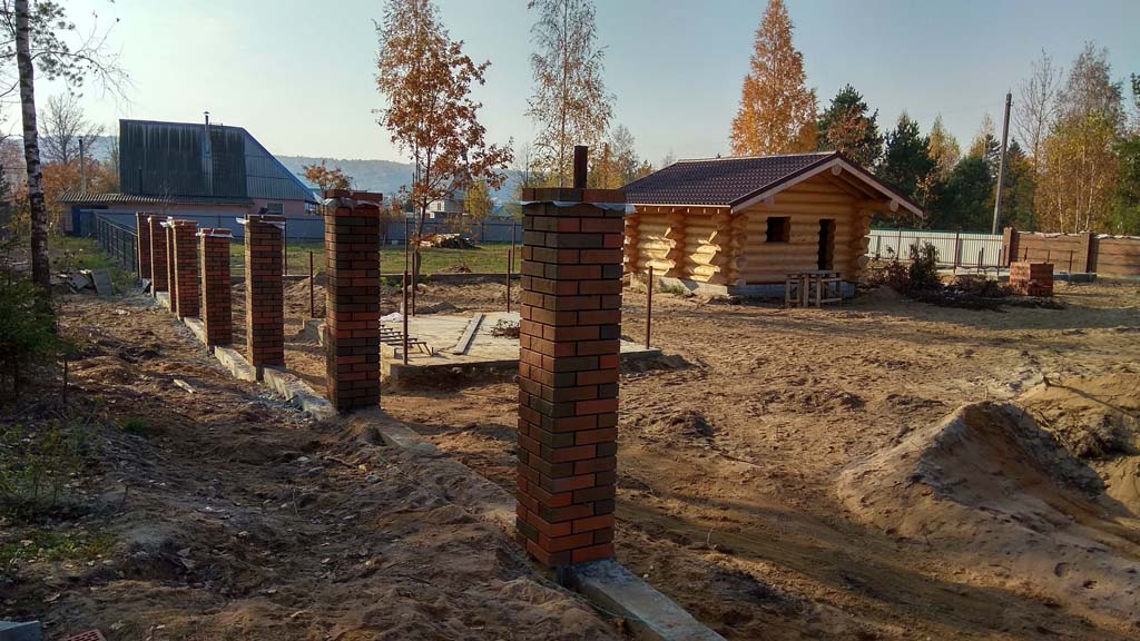 строительство забора из кирпича для коттеджа