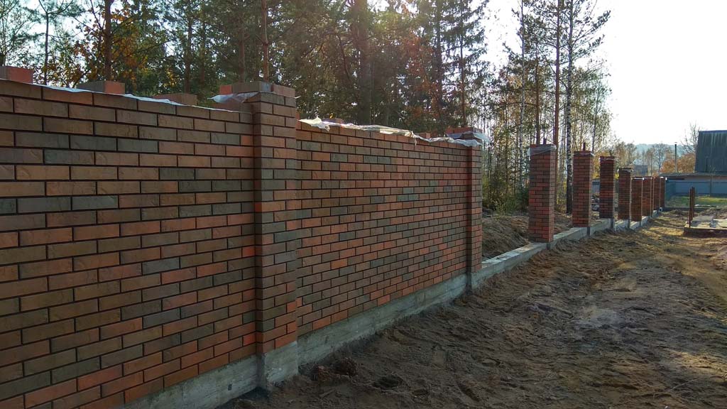 сплошной кирпичный забор для частного участка