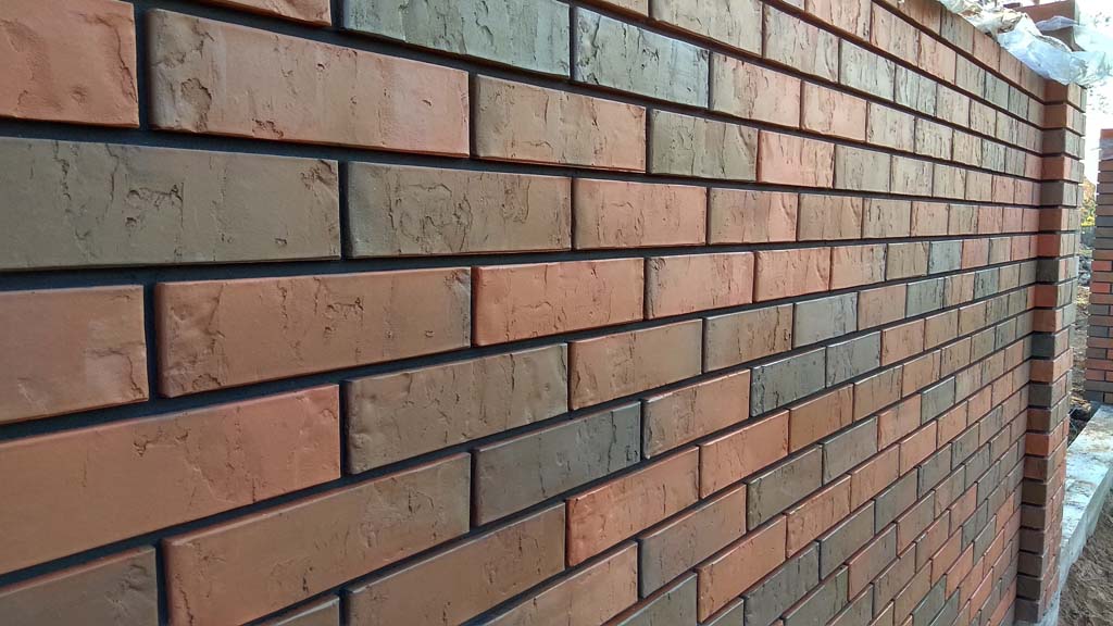 красивый забор из кирпича от фирмы Забор Мастер