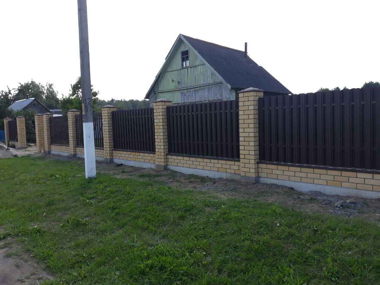 дачный забор из металлоштакетника с кирпичными столбами