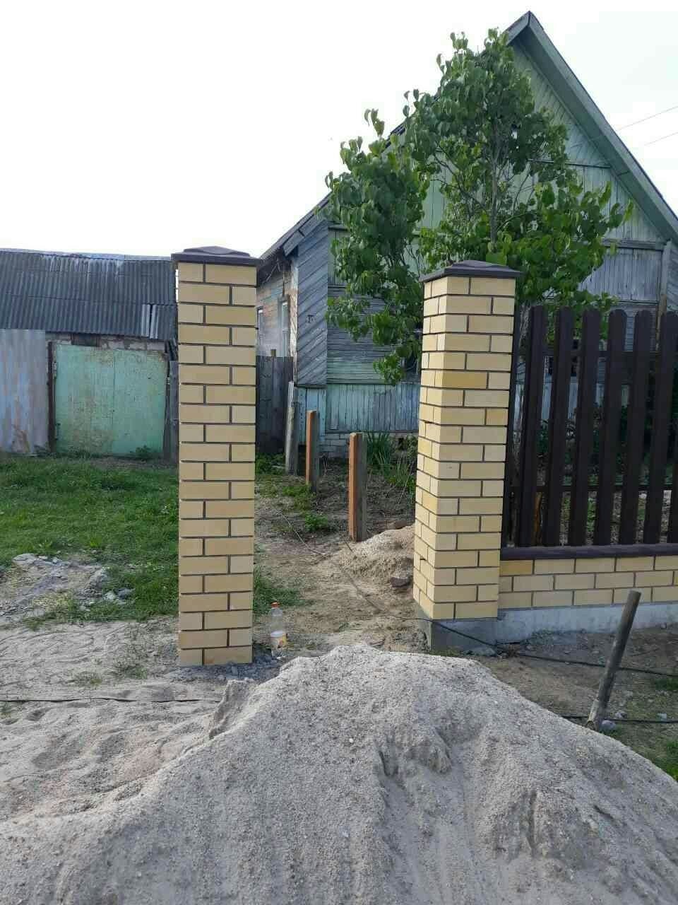 фото строительства забора из евроштакетника с воротами и калиткой