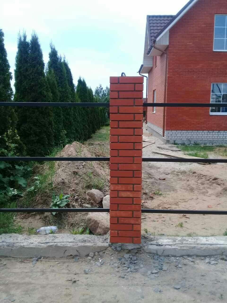кирпичные столбы на забор из профлиста